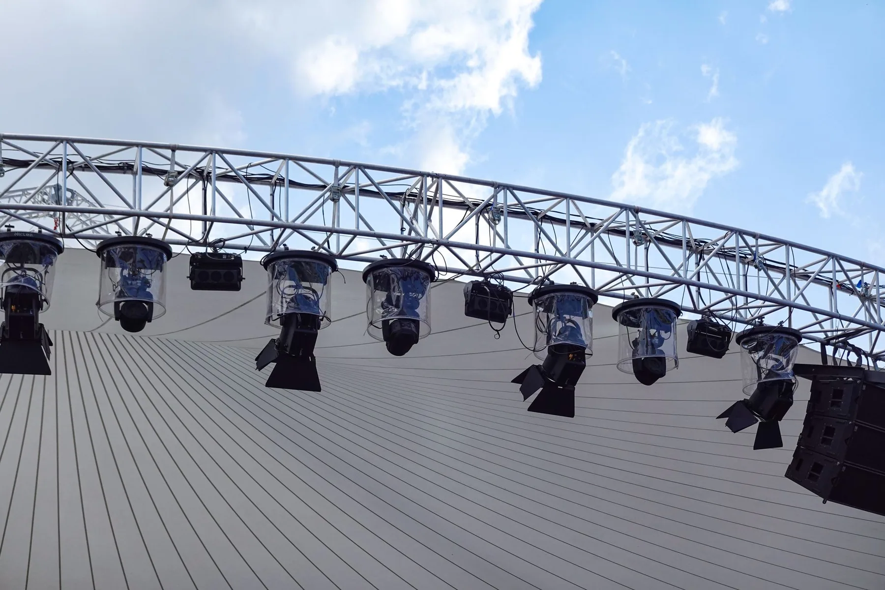 Parrilla de luminarias profesionales instalada sobre una estructura de escenario