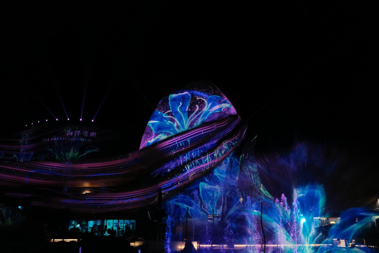 Proyección inmersiva celeste sobre estructura de gran formato, festival nocturno