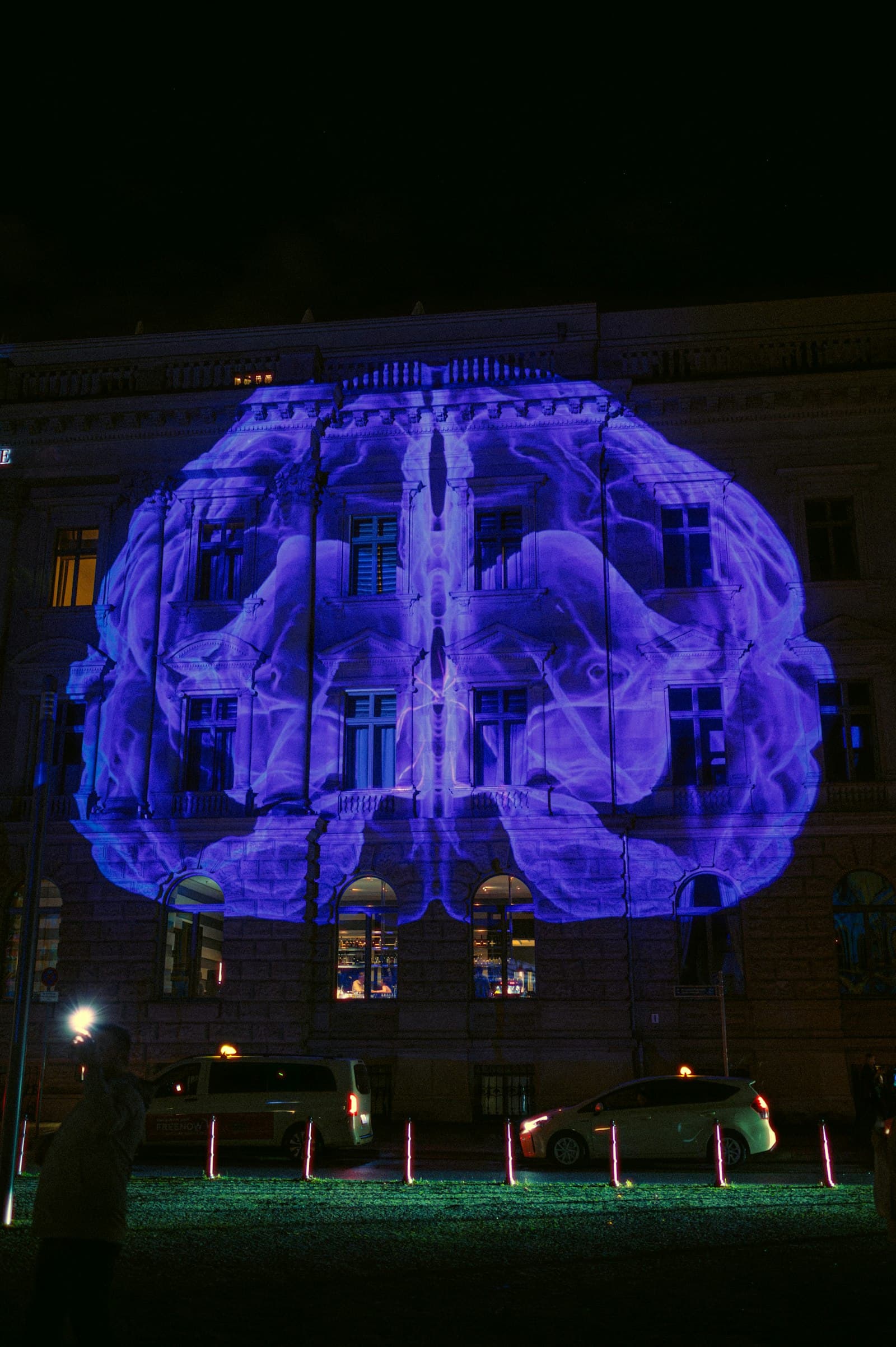 Mapping de figura luminosa azul sobre fachada neoclásica
